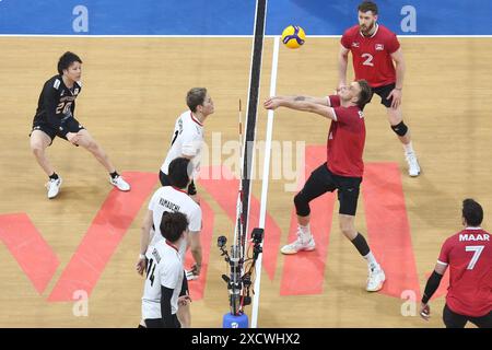 Pasay City, Filippine. 18 giugno 2024. Pearson Eshenko [1, Red] del Canada scava la palla verso diversi giocatori del Giappone. (Foto di Dennis Jerome Acosta/Pacific Press) credito: Pacific Press Media Production Corp./Alamy Live News Foto Stock