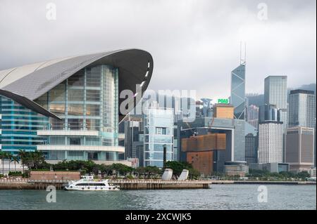 Hong Kong, Cina. 29 aprile 2024. Il Centro Congressi ed esposizioni di Hong Kong (HKCEC) integra gli eventi della città con lo sfondo del Porto di Victoria e dello skyline di Hong Kong. Credito: SOPA Images Limited/Alamy Live News Foto Stock