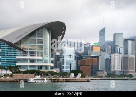 Hong Kong, Cina. 29 aprile 2024. Il Centro Congressi ed esposizioni di Hong Kong (HKCEC) integra gli eventi della città con lo sfondo del Porto di Victoria e dello skyline di Hong Kong. (Credit Image: © Sebastian ng/SOPA Images via ZUMA Press Wire) SOLO PER USO EDITORIALE! Non per USO commerciale! Foto Stock