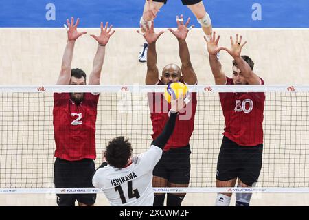 Pasay City, Filippine. 18 giugno 2024. Ishikawa Yuki (fronte) del Giappone colpisce la palla durante la partita tra Canada e Giappone alla Men's Volleyball Nations League (VNL) 2024 a Pasay City, nelle Filippine, il 18 giugno 2024. Crediti: Rouelle Umali/Xinhua/Alamy Live News Foto Stock