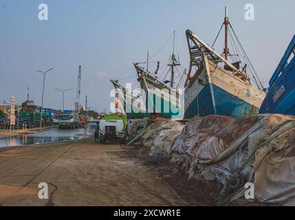 Giacarta, Indonesia - 9 maggio 2024. L'uomo supervisiona il processo di rifornimento della nave dalla cima del serbatoio del camion. Foto Stock