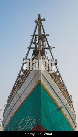 Giacarta, Indonesia - 9 maggio 2024. Vista ravvicinata dell'alto albero di una grande nave di legno chiamata Phinisi. Una tradizionale nave indonesiana in legno ormeggiata Foto Stock