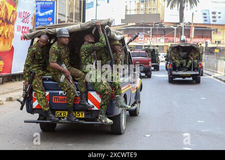 Nairobi, Kenya. 18 giugno 2024. Gli agenti di polizia pattugliano le strade, durante una protesta per opporsi a una proposta di legge finanziaria 2024. I manifestanti hanno definito il disegno di legge punitivo a causa delle nuove tasse elevate proposte che vedranno l'aumento del costo della vita che è già elevato. La protesta soprannominata "Occupy Parliament” coincise con la presentazione del progetto di legge al parlamento keniota. La votazione sulla proposta di legge dovrebbe svolgersi il 20 giugno 2024. Credito: SOPA Images Limited/Alamy Live News Foto Stock