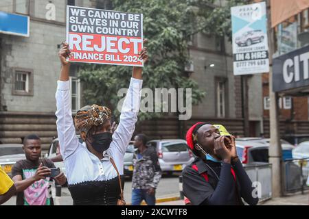 Nairobi, Kenya. 18 giugno 2024. Un manifestante tiene un cartello durante una protesta per opporsi a una proposta di legge finanziaria 2024. I manifestanti hanno definito il disegno di legge punitivo a causa delle nuove tasse elevate proposte che vedranno l'aumento del costo della vita che è già elevato. La protesta soprannominata "Occupy Parliament” coincise con la presentazione del progetto di legge al parlamento keniota. La votazione sulla proposta di legge dovrebbe svolgersi il 20 giugno 2024. Credito: SOPA Images Limited/Alamy Live News Foto Stock
