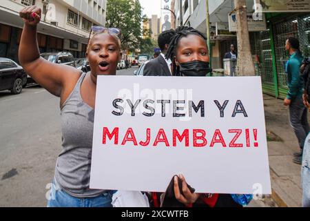 Nairobi, Kenya. 18 giugno 2024. I manifestanti tengono un cartello durante una protesta per opporsi a una proposta di legge finanziaria 2024. I manifestanti hanno definito il disegno di legge punitivo a causa delle nuove tasse elevate proposte che vedranno l'aumento del costo della vita che è già elevato. La protesta soprannominata "Occupy Parliament” coincise con la presentazione del progetto di legge al parlamento keniota. La votazione sulla proposta di legge dovrebbe svolgersi il 20 giugno 2024. Credito: SOPA Images Limited/Alamy Live News Foto Stock