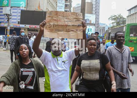 Nairobi, Kenya. 18 giugno 2024. Un manifestante tiene un cartello durante una protesta per opporsi a una proposta di legge finanziaria 2024. I manifestanti hanno definito il disegno di legge punitivo a causa delle nuove tasse elevate proposte che vedranno l'aumento del costo della vita che è già elevato. La protesta soprannominata "Occupy Parliament” coincise con la presentazione del progetto di legge al parlamento keniota. La votazione sulla proposta di legge dovrebbe svolgersi il 20 giugno 2024. (Foto di Boniface Muthoni/SOPA Images/Sipa USA) credito: SIPA USA/Alamy Live News Foto Stock
