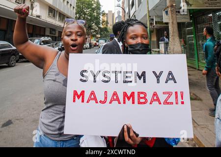 Nairobi, Kenya. 18 giugno 2024. I manifestanti tengono un cartello durante una protesta per opporsi a una proposta di legge finanziaria 2024. I manifestanti hanno definito il disegno di legge punitivo a causa delle nuove tasse elevate proposte che vedranno l'aumento del costo della vita che è già elevato. La protesta soprannominata "Occupy Parliament” coincise con la presentazione del progetto di legge al parlamento keniota. La votazione sulla proposta di legge dovrebbe svolgersi il 20 giugno 2024. (Foto di Boniface Muthoni/SOPA Images/Sipa USA) credito: SIPA USA/Alamy Live News Foto Stock