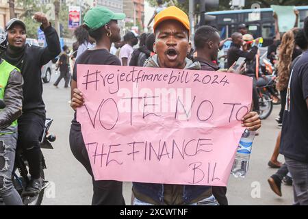 Nairobi, Kenya. 18 giugno 2024. Un manifestante tiene un cartello durante una protesta per opporsi a una proposta di legge finanziaria 2024. I manifestanti hanno definito il disegno di legge punitivo a causa delle nuove tasse elevate proposte che vedranno l'aumento del costo della vita che è già elevato. La protesta soprannominata "Occupy Parliament” coincise con la presentazione del progetto di legge al parlamento keniota. La votazione sulla proposta di legge dovrebbe svolgersi il 20 giugno 2024. (Foto di Boniface Muthoni/SOPA Images/Sipa USA) credito: SIPA USA/Alamy Live News Foto Stock