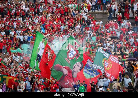 Lipsia, Germania. 18 giugno 2024. Calcio: Campionato europeo, Portogallo - Repubblica Ceca, turno preliminare, gruppo F, partita 1, Stadio di Lipsia, i tifosi portoghesi portano una bandiera con la foto di Cristiano Ronaldo. Crediti: Jan Woitas/dpa/Alamy Live News Foto Stock