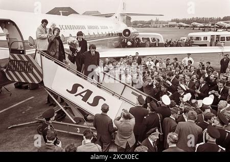 I Beatles arrivano all'aeroporto Schiphol di Amsterdam, nell'Olanda settentrionale, il 5 giugno 1964. Foto Stock