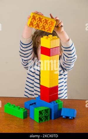 Foto del file datata 24/01/16 di un bambino in età prescolare che gioca con mattoni di plastica. Un sondaggio ha rilevato che più della metà (57%) dei genitori con figli di età inferiore ai 13 anni si basa sul sostegno all'assistenza all'infanzia di almeno un nonno e più di un terzo (36%) dei genitori che hanno un sostegno ai nonni ha affermato di non potersi permettere di esserne senza. Data di pubblicazione: Mercoledì 19 giugno 2024. Foto Stock