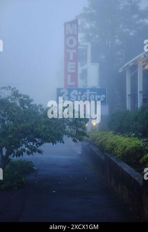 Il cartello al neon del 3 Sisters Motel a Katoomba, nelle Blue Mountains, era circondato da nebbia e nebbia Foto Stock