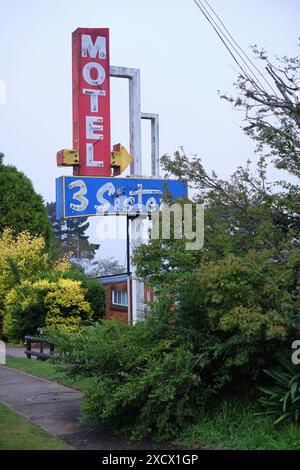 Il cartello al neon rosso blu e giallo del 3 Sisters Motel a Katoomba nelle Blue Mountains nel pomeriggio coperto Foto Stock