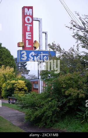 Il cartello al neon del 3 Sisters Motel a Katoomba, le Blue Mountains sono una popolare destinazione per escursioni di un giorno appena fuori Sydney, Australia Foto Stock