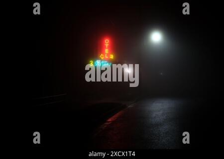 Il cartello al neon del 3 Sisters Motel e l'illuminazione stradale illuminano di notte a Katoomba, nelle Blue Mountains, con nebbia e nebbia Foto Stock