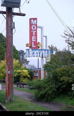 Il cartello al neon del 3 Sisters Motel a Katoomba nelle Blue Mountains nel pomeriggio coperto Foto Stock