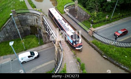 L'acquedotto di Nantwich porta lo Shropshire Union Canal oltre Chester fino a Nantwich Road. Progettato da Thomas Telford, 1826 classificato di grado II* Foto Stock