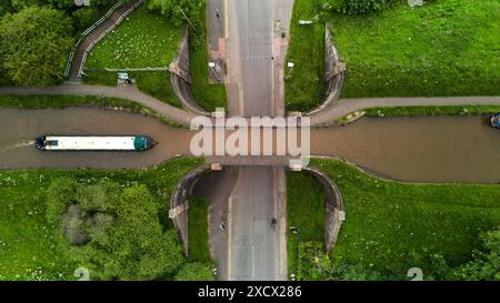 L'acquedotto di Nantwich porta lo Shropshire Union Canal oltre Chester fino a Nantwich Road. Progettato da Thomas Telford, 1826 classificato di grado II* Foto Stock