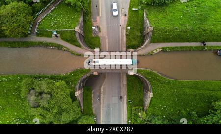 L'acquedotto di Nantwich porta lo Shropshire Union Canal oltre Chester fino a Nantwich Road. Progettato da Thomas Telford, 1826 classificato di grado II* Foto Stock