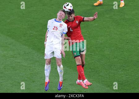 Pavel Sulc della Repubblica Ceca e Ruben Dias del Portogallo durante la partita di calcio UEFA Euro 2024, gruppo F, tra Portogallo e Cechia (Repubblica Ceca) il 18 giugno 2024 alla Red Bull Arena di Lipsia, Germania Foto Stock