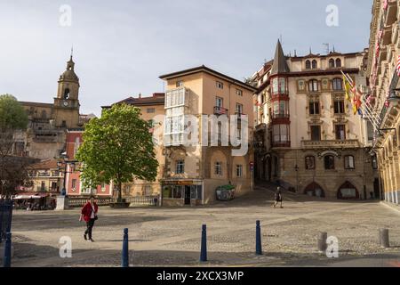 El Solar Plaza nella zona Portugalete di Bilbao, Spagna. Andra Maria sullo sfondo. Piazza acciottolata con architettura decorata del XIX secolo. Foto Stock