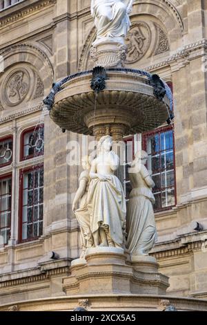 vienna, Austria - 12 maggio 2024: Fontana con statue di marmo femminili fuori dal complesso del palazzo barocco di Hofburg. Nessuna persona visibile Foto Stock