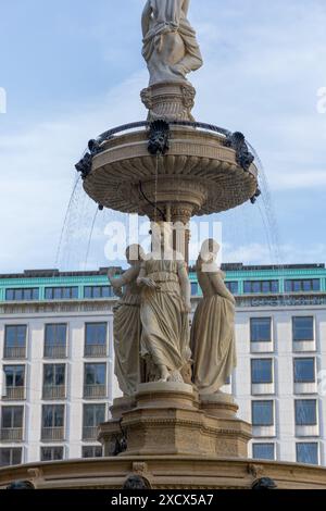 vienna, Austria - 12 maggio 2024: Fontana con statue di marmo femminili fuori dal complesso del palazzo barocco di Hofburg. Nessuna persona visibile Foto Stock