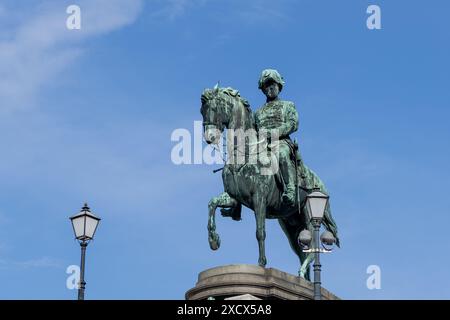 vienna, Austria - 12 maggio 2024: Statua imperiale in marmo del cavaliere a cavallo fuori dal complesso del palazzo barocco di Hofburg. Nessuna persona visibile Foto Stock