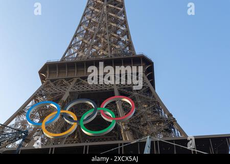 Parigi, Francia - 7 giugno 2024: Torre Eiffel alla luce del mattino presto. Logo dei giochi olimpici montato sulla torre. Nessuna persona visibile. Foto Stock