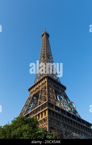 Parigi, Francia - 7 giugno 2024: Torre Eiffel alla luce del mattino presto. Logo dei giochi olimpici montato sulla torre. Nessuna persona visibile. Foto Stock