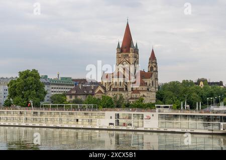 Vienna, Austria - 12 maggio 2024: Foto esterna della chiesa di San Francesco d'Assisi dal Danubio. Nessuna persona visibile Foto Stock