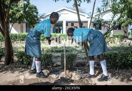 Turkana, Kenya. 18 giugno 2024. Gli studenti si lavano il volto alla Lifeworks Tumaini Girls Secondary School del campo profughi di Kakuma a Turkana, Kenya, 18 giugno 2024. La scuola è stata fondata nel 2014 e sostenuta dall'UNHCR e dal governo del Kenya. Ci sono più di 300 studenti provenienti da dieci paesi, tra cui Sud Sudan, Etiopia, Somalia, Repubblica Democratica del Congo e Kenya. Crediti: Wang Guansen/Xinhua/Alamy Live News Foto Stock