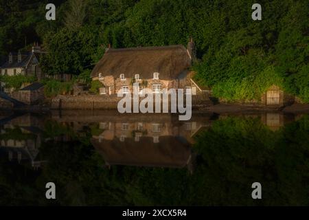 Cottage dei contrabbandieri a Dittisham sul fiume Dart a Dittisham. Una splendida casa vacanze per eccellenza che riflette il sole del mattino presto. Foto Stock