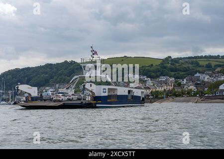 Il traghetto più alto trasporta auto e passeggeri attraverso il fiume Dart tra Kingswear e Dartmouth Foto Stock