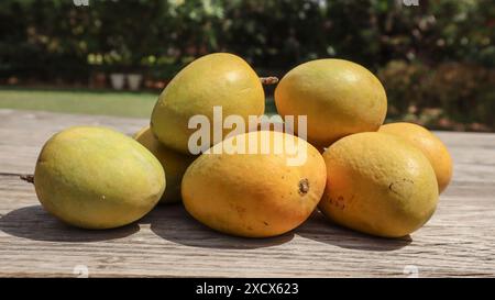 Gustosi frutti di mango. Mango di colore giallo sul tavolo Foto Stock