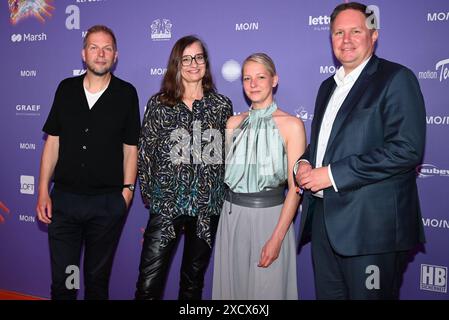 Helge Albers, Natja Brunckhorst, Susanne Mann e Dr. Carsten Brosda beim Moin Mittsommer Jahresempfang 2023 der Filmförderung Hamburg Schleswig-Holstein im Theater Kampnagel. Amburgo, 18.06.2024 Helge Albers, Natja Brunckhorst, Susanne Mann und Dr. Carsten Brosda beim Moin Mittsommerfest auf Kampnagel., Hamburg Deutschland Kampnagel *** Helge Albers, Natja Brunckhorst, Susanne Mann e Dr. Carsten Brosda al Moin Mittsommer Annual Reception 2023 di Filmförderung Hamburg Schleswig Holstein al Theater Kampnagel Amburgo, Amburgo 18 06 2024 Helge Albers, Natja Brunckhorst, Susanne Mann e Dr C. Foto Stock