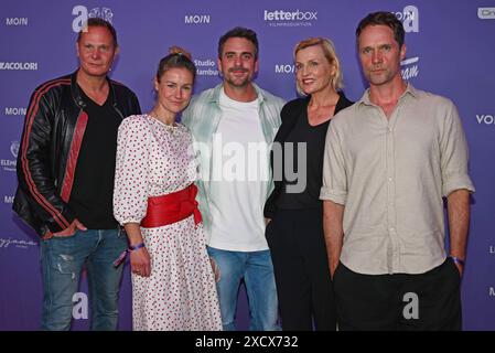 Fabian Harloff, Rhea Harder-Vennewald, Marc Barthel, Sanna Englund und Matthias Schloo von Notruf Hafenkante beim Moin Mittsommer Jahresempfang 2023 der Filmförderung Hamburg Schleswig-Holstein im Theater Kampnagel. Amburgo, 18.06.2024 Fabian Harloff, Rhea Harder-Vennewald, Marc Barthel, Sanna Englund und Matthias Schloo von Notruf Hafenkante beim Moin Mittsommerfest auf Kampnagel., Hamburg Deutschland Kampnagel *** Fabian Harloff, Rhea Harder Vennewald, Marc Barthel, Sanna Englund e Matthias Schloo dal ricevimento annuale di Nosomf Hafenkmer 2023 al Mittante Hafenkmer di Mittante Filmförderung Foto Stock