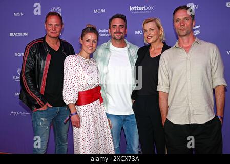Fabian Harloff, Rhea Harder-Vennewald, Marc Barthel, Sanna Englund und Matthias Schloo von Notruf Hafenkante beim Moin Mittsommer Jahresempfang 2023 der Filmförderung Hamburg Schleswig-Holstein im Theater Kampnagel. Amburgo, 18.06.2024 Fabian Harloff, Rhea Harder-Vennewald, Marc Barthel, Sanna Englund und Matthias Schloo von Notruf Hafenkante beim Moin Mittsommerfest auf Kampnagel., Hamburg Deutschland Kampnagel *** Fabian Harloff, Rhea Harder Vennewald, Marc Barthel, Sanna Englund e Matthias Schloo dal ricevimento annuale di Nosomf Hafenkmer 2023 al Mittante Hafenkmer di Mittante Filmförderung Foto Stock