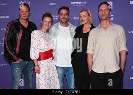 Fabian Harloff, Rhea Harder-Vennewald, Marc Barthel, Sanna Englund und Matthias Schloo von Notruf Hafenkante beim Moin Mittsommer Jahresempfang 2023 der Filmförderung Hamburg Schleswig-Holstein im Theater Kampnagel. Amburgo, 18.06.2024 Fabian Harloff, Rhea Harder-Vennewald, Marc Barthel, Sanna Englund und Matthias Schloo von Notruf Hafenkante beim Moin Mittsommerfest auf Kampnagel., Hamburg Deutschland Kampnagel *** Fabian Harloff, Rhea Harder Vennewald, Marc Barthel, Sanna Englund e Matthias Schloo dal ricevimento annuale di Nosomf Hafenkmer 2023 al Mittante Hafenkmer di Mittante Filmförderung Foto Stock