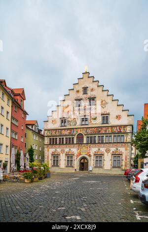 Lindau, Germania, 23 giugno 2023, case colorate della città vecchia e dipinti artistici sulla facciata del vecchio edificio del municipio, una calamita turistica in estate da visitare Foto Stock