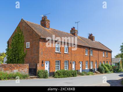 Fila di vecchie case a schiera semi-indipendenti. Orford, Suffolk. REGNO UNITO Foto Stock