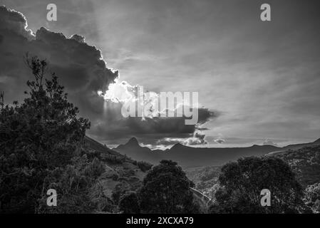 I raggi del sole e le nuvole spettacolari sui monti Itaipava in monocromatico - Rio de Janeiro, Brasile Foto Stock