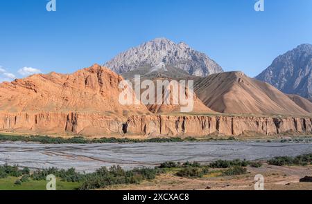 Panorama panoramico della valle di Gulcha nella catena montuosa dell'Alai, autostrada Pamir, Kirghizistan Foto Stock