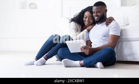 Accoppiare utilizzando un tablet sul pavimento Foto Stock