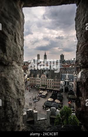 Piazza Sint-Veerleplein e lo skyline di Gand visti dalle mura del castello di Gravensteen - Belgio Foto Stock