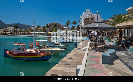 Caffe' al molo, barche da pesca al porto turistico, nella citta' di Sitia, Creta Orientale, Grecia Foto Stock