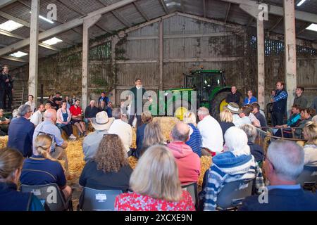 Primo Ministro, Rishi Sunak parla con gli agricoltori del Regno Unito Foto Stock