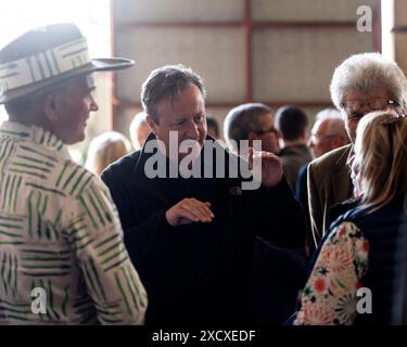 Lord Cameron che parla con i contadini del Devon Foto Stock