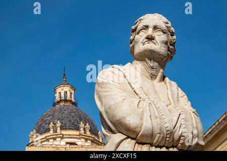 Statua della Fontana Pretoriana e cupola della chiesa di Santa Caterina, Piazza Pretoria, Palermo, Sicilia, Italia Foto Stock