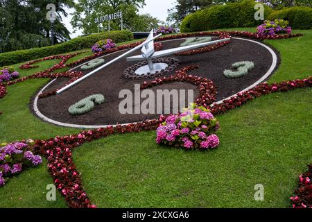 L Horloge Fleurie, il famoso orologio floreale all'aperto composto da fiori colorati, presso il Jardin Anglais sulle rive del lago Leman a Ginevra, Svizzera Foto Stock